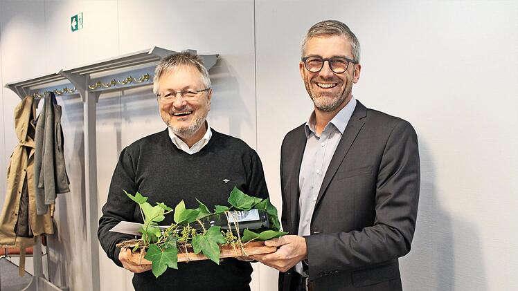 Bürgermeister Jochen Vogel (rechts) überreichte Dieter Seban an seinem letzten Arbeitstag als 3. Bürgermeister ein Präsent. Bereits unter Vorgängerin Brigitte Meyerdierks hat Seban das Amt ausgeführt.