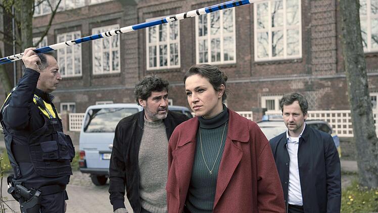 Kommissarin Katharina Tempel (Franziska Hartmann) hat es nicht leicht - weder mit ihrem Boss Georg K&ouml;nig (Stephan Sz&agrave;sz, zweiter von links), noch mit ihrem  Ehemann Volker (Florian Stetter).