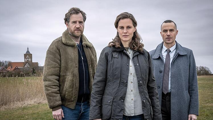 Die Ostfrieslandkrimi-Ermittler Ann Kathrin Klaasen (Picco von Groote), Frank Weller (Tom Radisch, links) und Rupert (Barnaby Metschurat) werden diesmal nicht nur mit perfiden Morden, sondern auch mit einer Familientrag&ouml;die konfrontiert.