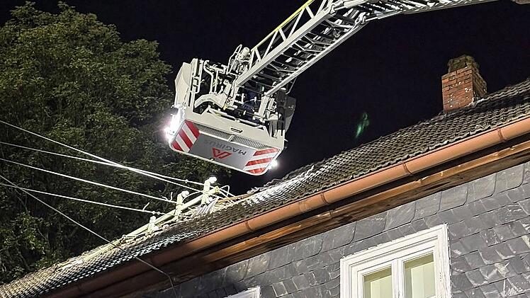 Der Sturm hat am sp&auml;ten Dienstagabend (14. Juli 2026) die Stromversorgung mehrerer Haushalte in einem oberfr&auml;nkischen Ort lahmgelegt.