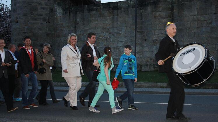 So sehen Sieger aus: Kathrin Heimann (heller Hosenanzug) mit ihrer Familie beim Umzug nach der Wahl. Alle Fotos: Pohl