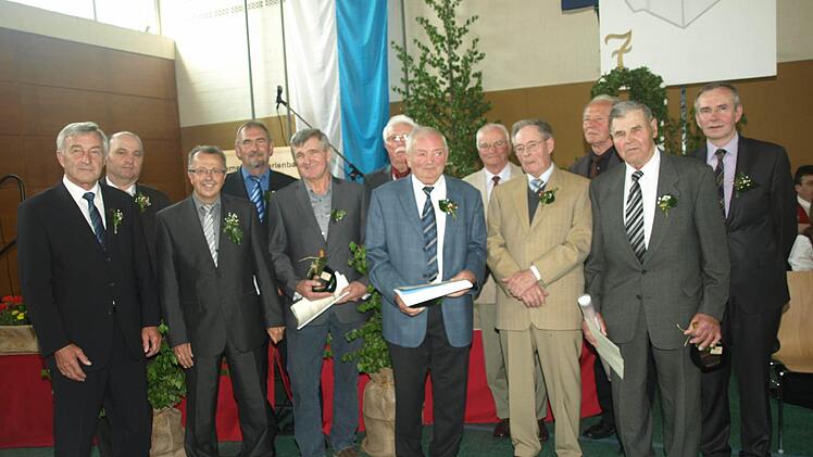 Höhepunkt des 125-jährigen Stiftungsfests in Ebenhausen waren Ehrungen für langjährige Feldgeschworene.