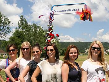 Gerlinde Stache und ihre Tanzrhythmus-Schülerinnen machen unter dem neuen Straßenschild Cesta obcine Hirschaid (Straße der Gemeinde Hirschaid) eine gute Figur. Fotos: Werner Baier