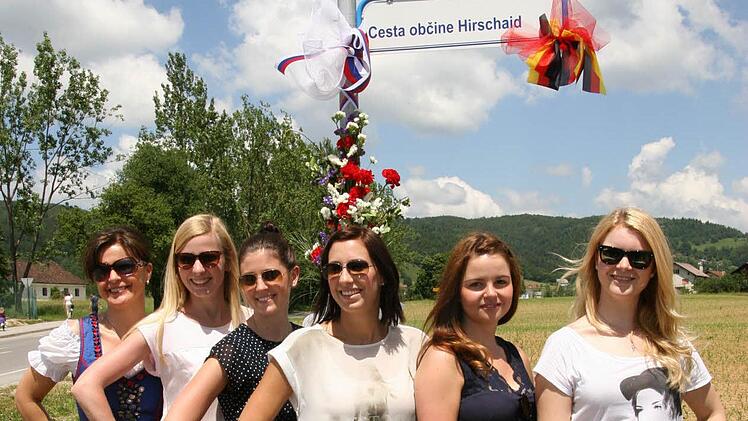 Gerlinde Stache und ihre Tanzrhythmus-Schülerinnen machen unter dem neuen Straßenschild Cesta obcine Hirschaid (Straße der Gemeinde Hirschaid) eine gute Figur. Fotos: Werner Baier