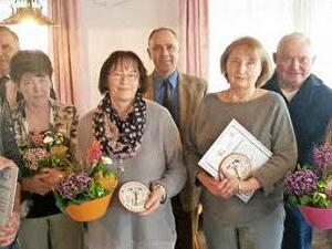 Die Besitzer von beispielhaft gestalteten Einzelanwesen wurden bei der Hauptversammlung des Gartenbauvereins Marktleugast mit den Tonmodeln des Landkreises prämiert. Foto: Klaus-Peter Wulf