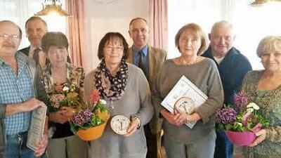 Die Besitzer von beispielhaft gestalteten Einzelanwesen wurden bei der Hauptversammlung des Gartenbauvereins Marktleugast mit den Tonmodeln des Landkreises prämiert. Foto: Klaus-Peter Wulf