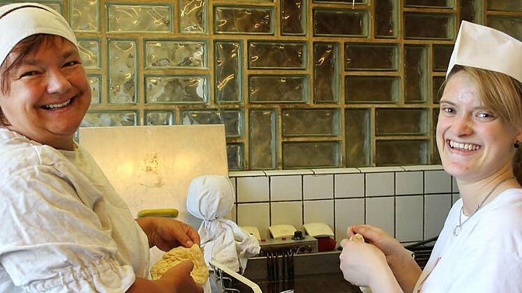 Unter dem Motto "Mitbackerlebnis" wird Susanne Mayr (links) interessierten Besuchern erklären, wie die typischen fränkischen Hutkrapfen hergestellt werden. Foto: Kur- und Tourismus-Service Bad Staffelstein