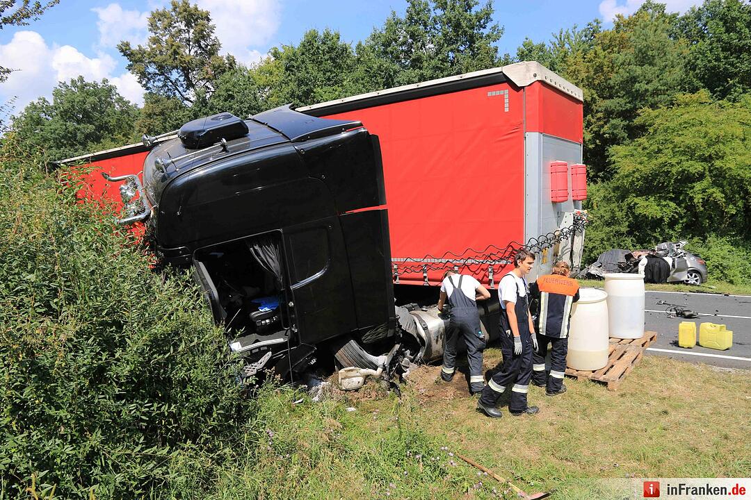 Honda wird bei Frontalzusammensto§ mit Lkw bis zur Unkenntlichkeit zerstšrt - Fahrer sofort tot