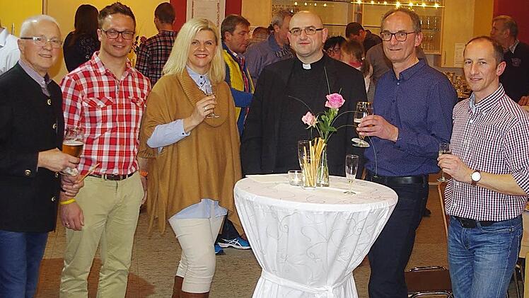 DG-Vorsitzender und Ehrenvorsitzender Edgar Renk, Alexander Hoderlein (ehem. DG-Vorsitzender), Bürgermeisterin Susanne Grebner, Pfarrer Sven Raube, Architekt Georg Schönmüller und Alexander Kittel (ehem. DG-Vorsitzender) freuen sich über die gelungene Innenrenovierung des Gemeindehauses.  Foto: Heike Schülein