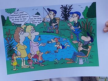 Petra Hohenberger zeigt eine köstliche Karikatur von Klaus Strobel. Die nahm Petra Hohenberger mit in die Diskussion. Die Zeiler Kinder müssen wohl, wie zu sehen ist, bei Schließung des Zeiler Hallenbades bei den Anglern der "Zeiler Au" schwimmen lernen.