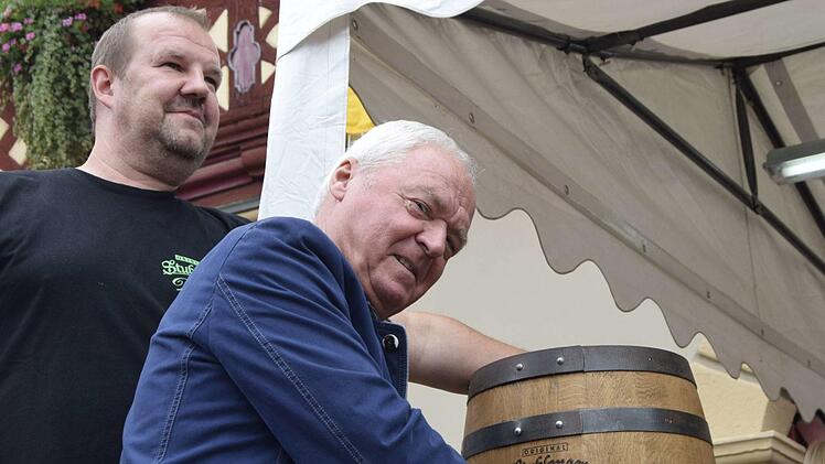 Stellvertretender Landrat Helmut Fischer sticht das erste Fass  an.Andreas Welz