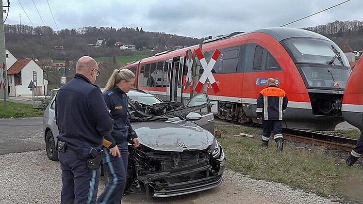 Das Unfallauto am Bahnübergang in Weißenohe  Foto: News5, Friedrich
