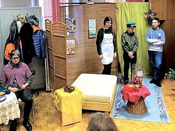Manchmal braucht es nicht viel, damit es zu einem Weihnachtswunder kommen kann. Das zeigten die jungen Darsteller der Stettfelder Freilichtbühne am Sonntag im Probenraum des Gesangvereins. Foto: Christian Ziegler