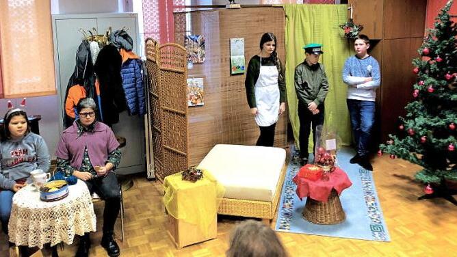 Manchmal braucht es nicht viel, damit es zu einem Weihnachtswunder kommen kann. Das zeigten die jungen Darsteller der Stettfelder Freilichtbühne am Sonntag im Probenraum des Gesangvereins. Foto: Christian Ziegler