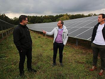 Energieerzeugung in Bürgerhand bietet der erste Solarpark der Bürgerenergiegenossenschaft Coburger Land am Ortsrand von Weidach. Er wurde am Samstag offiziell eingeweiht. Dazu konnte Vorstandsvorsitzender Christian Gunsenheimer (links) den bayerischen Umweltminister Thorsten Glauber (Mitte) und Weitramsdorfs Bürgermeister Andreas Carl begrüßen. Alle drei diskutierten rege darüber, wie die Energiewende noch besser gelingen kann und was die Politik dazu beitragen kann.  Foto: Bettina Knauth