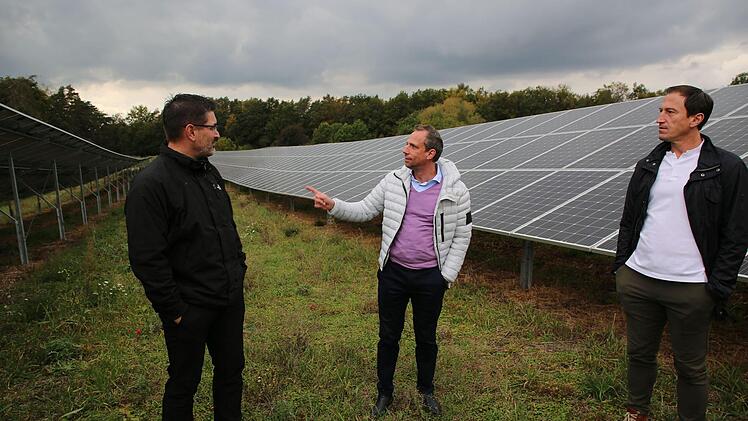 Energieerzeugung in Bürgerhand bietet der erste Solarpark der Bürgerenergiegenossenschaft Coburger Land am Ortsrand von Weidach. Er wurde am Samstag offiziell eingeweiht. Dazu konnte Vorstandsvorsitzender Christian Gunsenheimer (links) den bayerischen Umweltminister Thorsten Glauber (Mitte) und Weitramsdorfs Bürgermeister Andreas Carl begrüßen. Alle drei diskutierten rege darüber, wie die Energiewende noch besser gelingen kann und was die Politik dazu beitragen kann.  Foto: Bettina Knauth