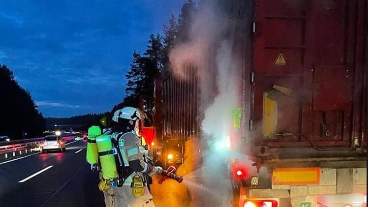 A73: LKW-Brand auf Autobahn bei Bamberg - Mehrere Kräfte im Einsatz