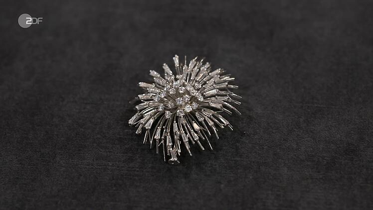 Die Brosche stamme aus den 60er-Jahren, als die NASA bis dato ungekannte Bilder dem Weltraum ver&ouml;ffentlichte.