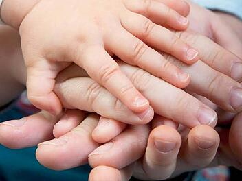 Bei der Generationenwoche reichen sich Alt und Jung die Hand.Foto: Stadt Bad Kissingen
