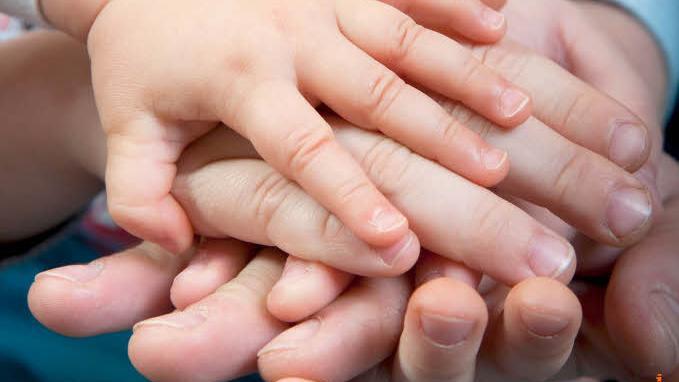 Bei der Generationenwoche reichen sich Alt und Jung die Hand.Foto: Stadt Bad Kissingen