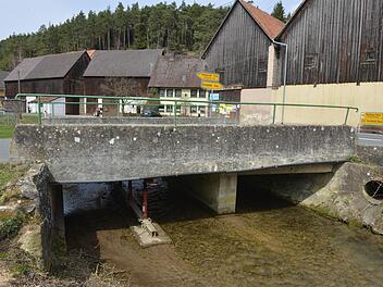Mit einem Notjoch provisorisch gesichert ist die Wiesentbrücke in Treunitz. Darüber führt die Kreisstraße BA 11. Foto: Ronald Rinklef