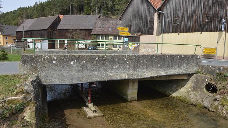Mit einem Notjoch provisorisch gesichert ist die Wiesentbrücke in Treunitz. Darüber führt die Kreisstraße BA 11. Foto: Ronald Rinklef