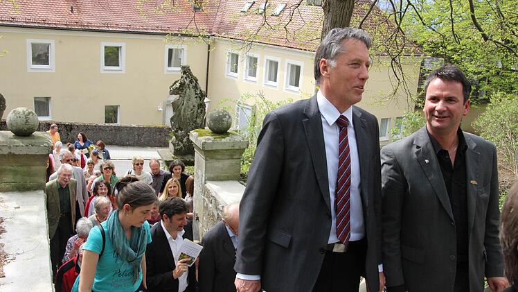 Den Ehrengästen - darunter Hermann Hadwiger (Sparkassendirektor) und Bürgermeister Burkhard Klein - gefällt die erneuerte Treppenanlage.