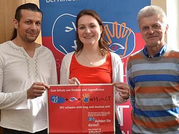 Caroline Reiner vom Jugendamt am Landratsamt Kronach freut sich über das ehrenamtliche Engagement von Andy Fischer (links) und Gottfried Ströhlein (rechts) für die Suchtprävention für Kinder und Jugendliche im Landkreis Kronach. Foto: Karl-heinz7 Hofmann