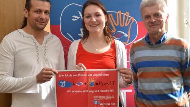 Caroline Reiner vom Jugendamt am Landratsamt Kronach freut sich über das ehrenamtliche Engagement von Andy Fischer (links) und Gottfried Ströhlein (rechts) für die Suchtprävention für Kinder und Jugendliche im Landkreis Kronach. Foto: Karl-heinz7 Hofmann