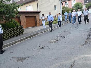 Die Straßenverhältnisse im Markt Pressig bereiten den Räten Kopfschmerzen. Die Erhard-Klammt-Straße im Wohngebiet Am Anger soll 2015 ausgebaut werden. Sie wird viel frequentiert.  Foto: Karl-Heinz Hofmann