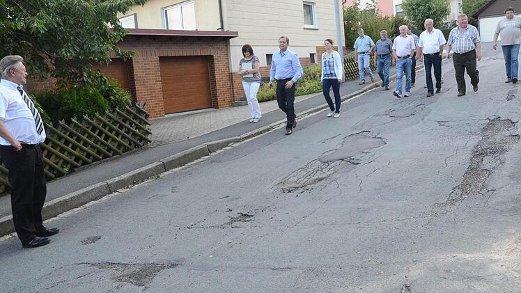 Die Straßenverhältnisse im Markt Pressig bereiten den Räten Kopfschmerzen. Die Erhard-Klammt-Straße im Wohngebiet Am Anger soll 2015 ausgebaut werden. Sie wird viel frequentiert.  Foto: Karl-Heinz Hofmann