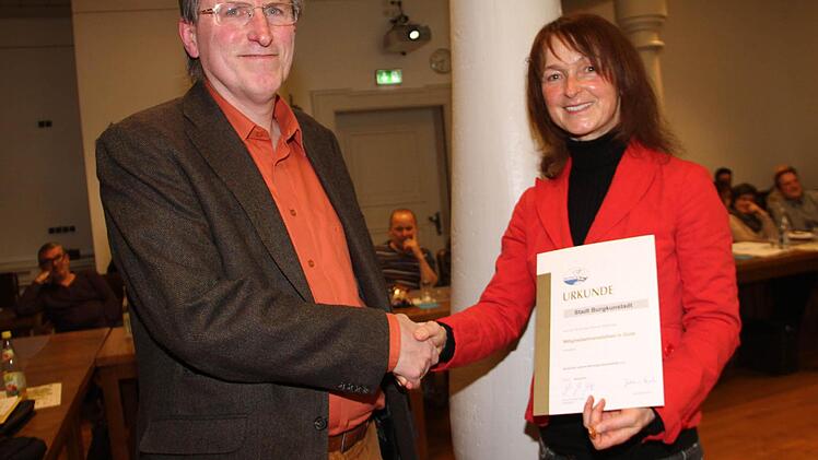 DLRG-Mitglied Thomas Müller überreichte an Bürgermeisterin Christine Frieß Urkunde und das Mitgliedsehrenzeichen in Gold für die 60-Jährige Mitgliedschaft der Stadt.  Foto: Gerda Völk