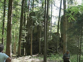 Bei den Felsen lassen sich nicht nur verwunschene Fotos schie&szlig;en, sondern auch ein schattiges Picknick genie&szlig;en.  Foto: Jupp Schr&ouml;der