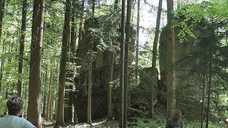 Bei den Felsen lassen sich nicht nur verwunschene Fotos schie&szlig;en, sondern auch ein schattiges Picknick genie&szlig;en.  Foto: Jupp Schr&ouml;der