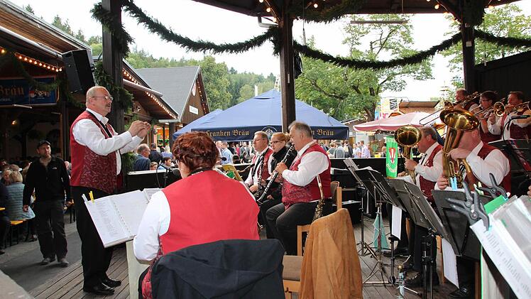 Die Tettauer Blasmusik spielte im Musikpavillon ...  Foto: Friedwald Schedel