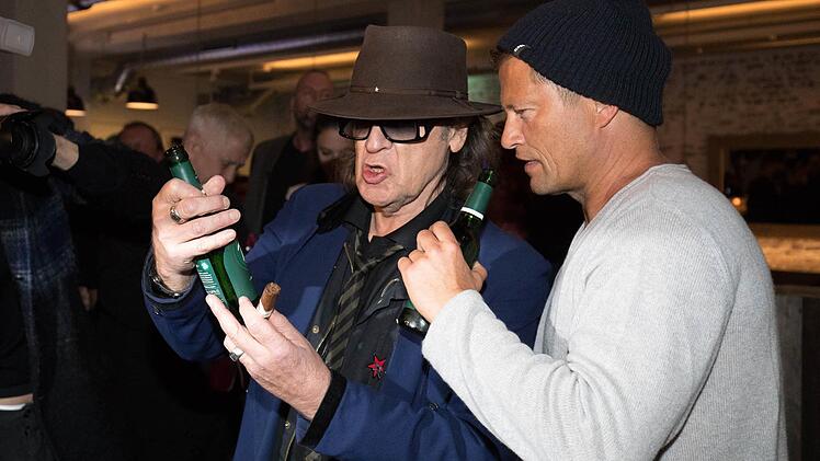 Til Schweiger und der Sänger Udo Lindenberg (l) trinken in Hamburg bei der Eröffnung des neuen Restaurants "Barefood Deli" von Schweiger ein leckeres "Tils" aus Bayreuth. Foto: Christian Charisius/dpa