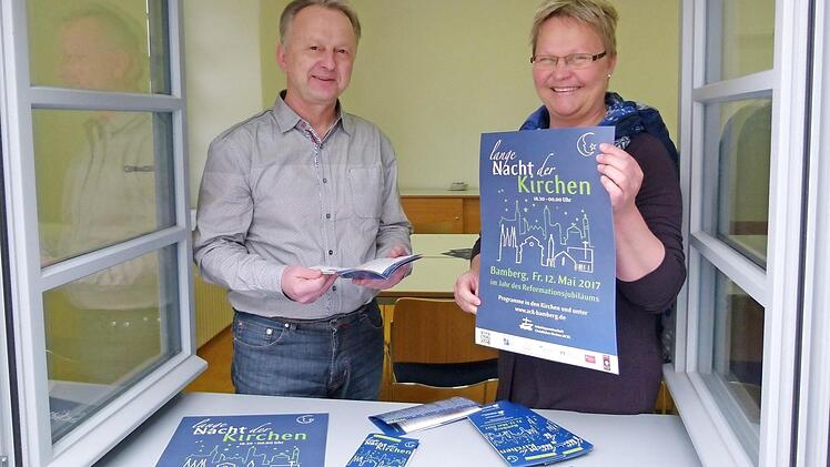 Diakon Ulrich Ortner und Diakonin Andrea Hofmann laden für die Arbeitsgemeinschaft Christlicher Kirchen Bamberg zur "Langen Nacht" ein.  Foto: Marion Krüger-Hundrup
