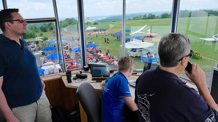 "Sicherheit geht vor", sagt Wolfgang Bremer (rechts). Und dann antwortet er über Mikrofon auf den eingegangenen Funkspruch aus einem Flieger. Foto: Gerd Schaar