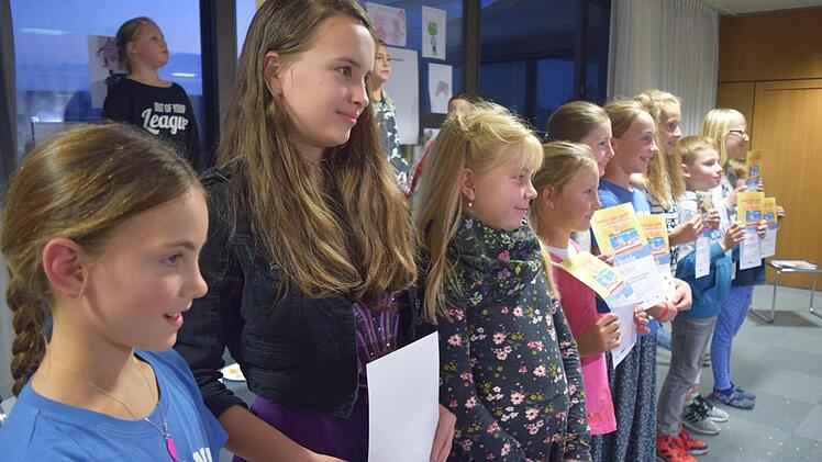 Die zehn Kinder, die die meisten Bücher im Sommerferien-Leseclub gelesen haben, bekamen  zusätzlich zu Urkunden und Preisen noch Gutscheine geschenkt. Foto: Daniela Pondelicek