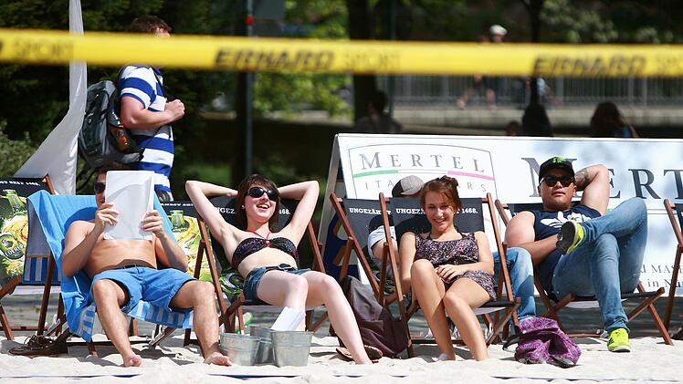 Sommerwetter am Stadtstrand in Nürnberg auf der Insel Schütt.