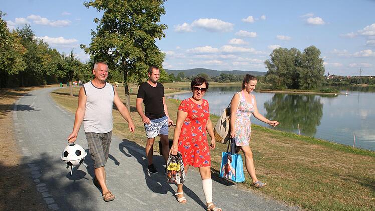 Baden verboten, grillen erlaubt: Edward und Renata Nowak und Pavel und Magda Ciupek suchen sich  ein Pl&auml;tzchen an der Kiesw&auml;sch'. Foto: Sonny Adam