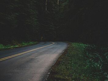 Ein 20-J&auml;hriger wurde auf dem Heimweg von einem Dorffest bei Neu-Ulm von einem Auto &uuml;berfahren. Er war sofort tot. Der Fahrer fl&uuml;chtete. Symbolfoto: pixabay.com/Free-Photos