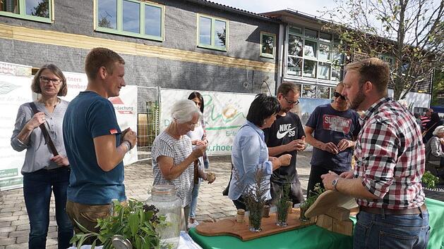 Kr&auml;uter probieren, am Geruch und Aussehen erkennen - das Angebot des  Umweltbildungsteams beim Tag der Region in Oberbach kam bei den Besuchern sehr gut an.Marion Eckert