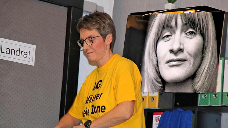 Oppositionsführerin Hilde Brustwickel Schnödesenf staffiert das  Landrats-Vorzimmer als Emanze aus. Foto: Dieter Britz