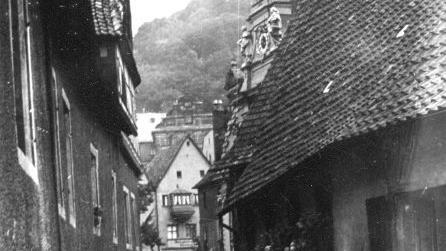 Blick von der Waaggasse in Richtung Rathaus. Bis 1845 hat sie die alte Bezeichnung "Judengasse" gehalten. Stadtarchiv Kulmbach
