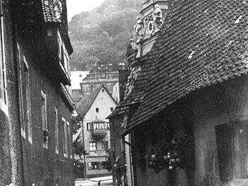 Blick von der Waaggasse in Richtung Rathaus. Bis 1845 hat sie die alte Bezeichnung "Judengasse" gehalten. Stadtarchiv Kulmbach
