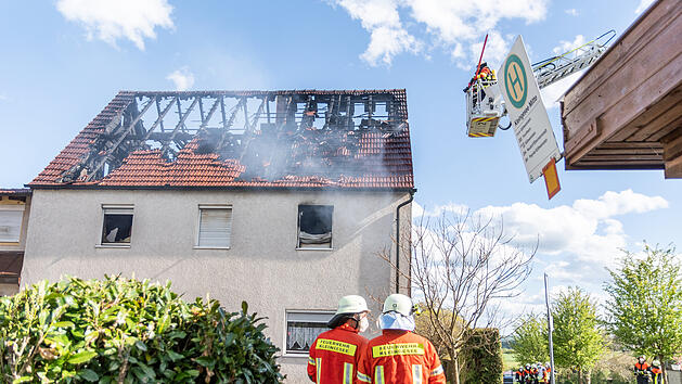 Gebäude steht in Vollbrand: Flammen zerstören Wohnhaus