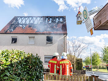 Gebäude steht in Vollbrand: Flammen zerstören Wohnhaus