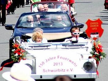 An der Spitze des Festzuges dokumentierte die Schwürbitzer Feuerwehr, dass sie ihr 150-jähriges Bestehen feierte. Fotos: Horst Habermann