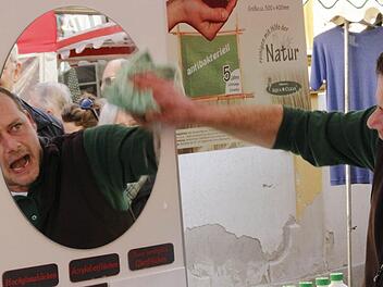 Für den Frühjahrsputz braucht dieser Marktschreier nur ein "Zaubertuch".  Foto: Josef Hofbauer